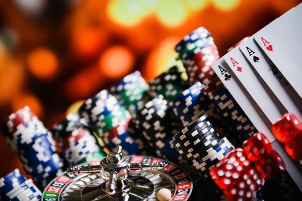 Live Casino Hold'em table with dealer and community cards displayed